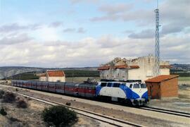 Locomotora diésel - eléctrica 333 - 102 de RENFE OPERADORA, fabricada por MACOSA y pintada con lo...