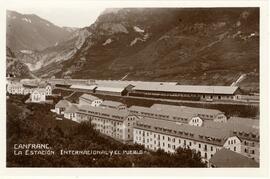 Vista de la estación internacional de Canfranc y del poblado de Arañones