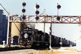 Vista de una composición de mercancías, con las locomotoras IC-9610 (SD40r) e IC-6059 (SD40r), en...