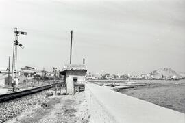 Línea de Alicante a Murcia al borde de la costa en el término de Alicante