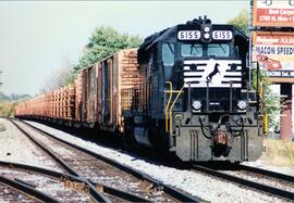 Composición de mercancías entrando en Decatur, Illinois. Al frente, la locomotora NS-6155 (SD40-2)