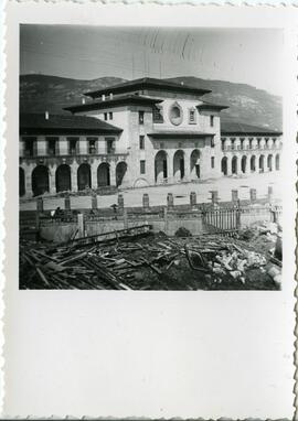 Nuevo edificio de viajeros y nuevas instalaciones de la estación de Oviedo de la línea de León a ...