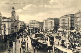 Vista de la Puerta del Sol de Madrid y de varios tranvías