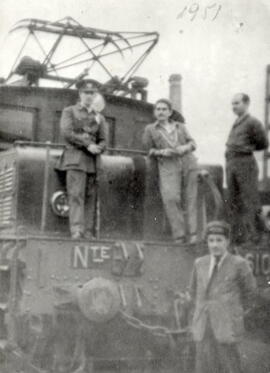Personal ferroviario posando ante una locomotora eléctrica 6103 (ex serie Norte 6101 a 6106), lue...