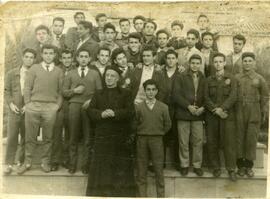 Miembros de la 14ª Promoción de Escuela de Aprendices de Sevilla - San Jerónimo posando San Juan ...