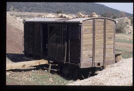 Vagón cerrado nº 1 del Ferrocarril de Ojos Negros a Sagunto, junto a las tolvas del cargadero de ...