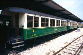 Perspectiva parcial de una composición de coches de viajeros del tren turístico “Limón Express” d...