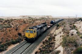 Locomotora diésel - eléctrica 333 - 023 de RENFE, fabricada por MACOSA y pintada en amarillo y az...