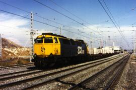 Locomotora diésel - eléctrica 333 - 003 de RENFE, fabricada por MACOSA y pintada de amarillo y gr...