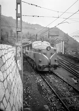 Locomotora eléctrica 277 - 001 de RENFE, ex 7701, detenida en la estación y depósito de máquinas ...