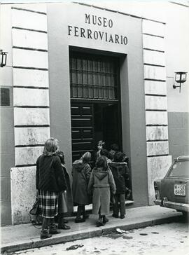 Visita de estudiantes al Museo Nacional Ferroviario, con sede en el palacio de Fernán Núñez y acc...