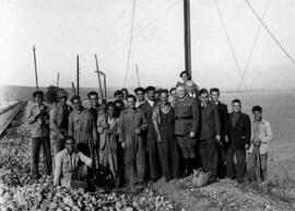 Grupo de trabajadores posando junto a las vías
