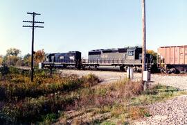 Tren IC maniobrando marcha atrás. Atraviesa la línea de NS en Tuscola, Illinois. Empujando la com...