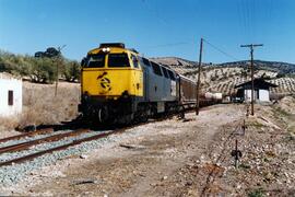 Locomotora diésel - eléctrica 333 - 071 de RENFE, fabricada por MACOSA y pintada en amarillo y gr...