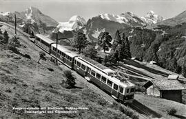 Vista del descenso del ferrocarril de cremallera suizo de Wengernalpbahn
