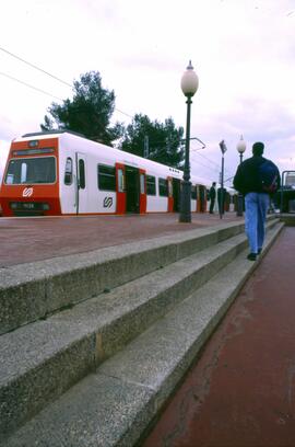 Perspectiva general del automotor eléctrico o unidad de tren eléctrica correspondiente a la serie...