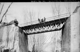 Sustitución de un tramo metálico del puente sobre el río Henares, en el km 127,635 de la línea Ma...
