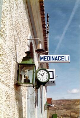 Reloj, campana y marquesas o faroles de iluminación de la estación de Medinaceli de la línea de M...