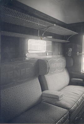Interior de coche metálico de primera clase de RENFE