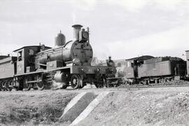 Composición de coches de viajeros remolcada por la locomotora de vapor 130 - 2132 de la serie 130...