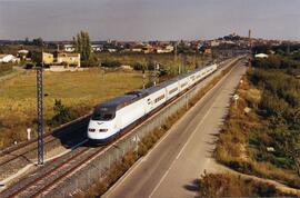 Composición AVE serie 100 de la línea de alta velocidad de Madrid a Lleida, circulando a la altur...