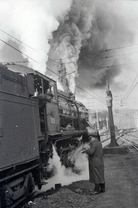 Jefe de tren informando al maquinista en la estación de Massanet-Massanas, anteriormente denomina...