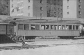 Coche de viajeros en la estación de Madrid-Goya de la línea Madrid a Almorox de vía estrecha