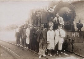 Personal de la Compañía de los Ferrocarriles Estratégicos y Secundarios de Alicante (ESA) en un l...