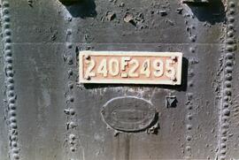 Placa de matriculación y construcción ilegible de la MTM, de la locomotora de vapor 240F - 2495 d...