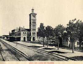 Vista del edificio de viajeros y andenes, lado de Toledo, de la estación de Toledo