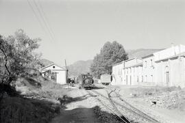 Composición de mercancías y viajeros de la línea de vía estrecha de Alcoy a Gandía (AG), remolcad...