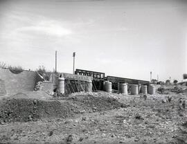 Sustitución del puente metálico existente por el puente o viaducto de hormigón de 6 tramos y 130 ...