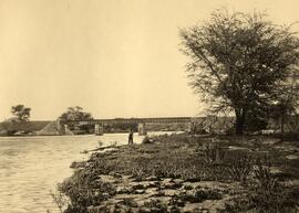 Ferrocarril de Otavi: Puente sobre el río Omaruru en el kilómetro 234. La corriente del Omaruru d...