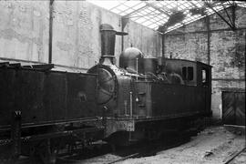 Locomotora de vapor nº 10, con rodaje 040 T, apartada en una de las cocheras o depósitos de la es...