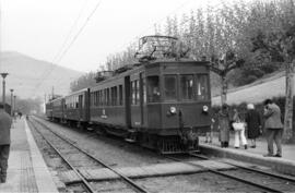 Automotor eléctrico nº 7 del Ferrocarril del Urola (Zumaya a Zumárraga) remolcando la composición...