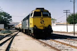 Locomotora diésel - eléctrica 333 - 082 de RENFE, fabricada por MACOSA y pintada en  amarillo y g...