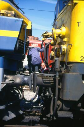 Detalle del enganche de tracción y topes de unas locomotoras eléctricas de las series 269 y 251 d...