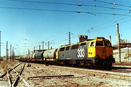 Locomotora diésel - eléctrica 333 - 007 de RENFE, fabricada por MACOSA y pintada en  amarillo y g...