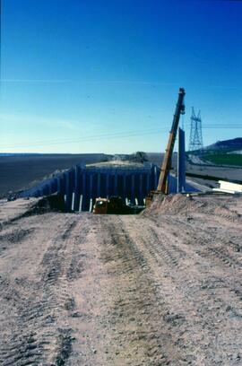 Fijación de los cimientos de un puente sobre agua, en la construcción de la línea de alta velocid...