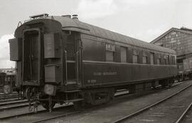 Coche restaurante WR 3569 de la serie 3562-3569 de la Compañía Wagons Lits detenido en la estació...