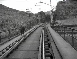 Puente metálico de un tramo y 33 m sobre el arroyo de Despeñaperros, con vigas tipo Cruz de San A...