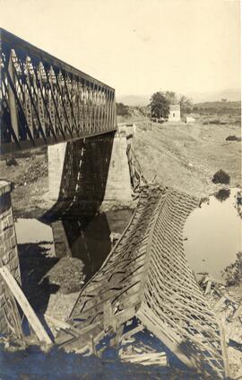 Voladura de un tramo metálico del puente de Guarrizas III, de dos tramos, en el km 285,058 de la ...