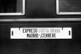 Placa de destino del expreso Costa Brava Madrid - Cerbere en un coche de viajeros de la CIWL, det...