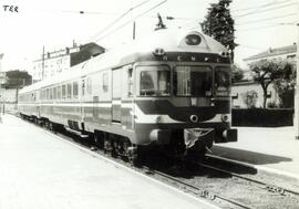 Automotor diésel TER (Tren Español Rápido) de la serie 597 de RENFE, ex número 9714, detenido en ...