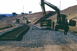 Construcción de paso superior sobre la carretera en las obras de Brazatortas en la línea de alta ...