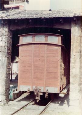 Furgón clase E de los Ferrocarriles de Mallorca en la estación de Palma