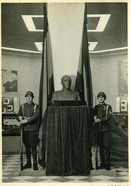 Escultura de Franco escoltada por dos militares, exhibida en la sala de Ingenieros de la exposici...