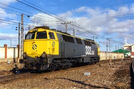 Locomotora diésel - eléctrica 333 - 065 de RENFE, fabricada por MACOSA y pintada en  amarillo y g...