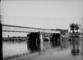 Puente sobre el Jarama en el km 45,797 de la línea de Madrid a Alicante, situado entre los términ...