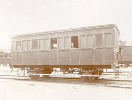 Coche de viajeros de tercera clase C fv 784 de la compañía MZA en las vías de la estación de Madr...